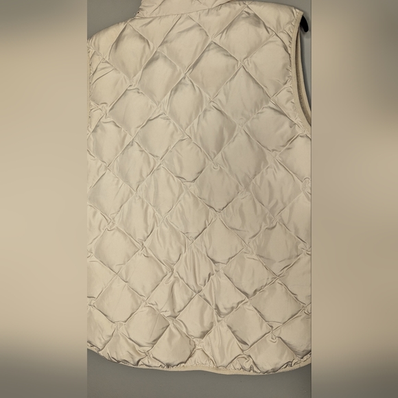 Beautiful quilted light tan full zip puffer vest. XL, women's. Woolrich. - Picture 9 of 10